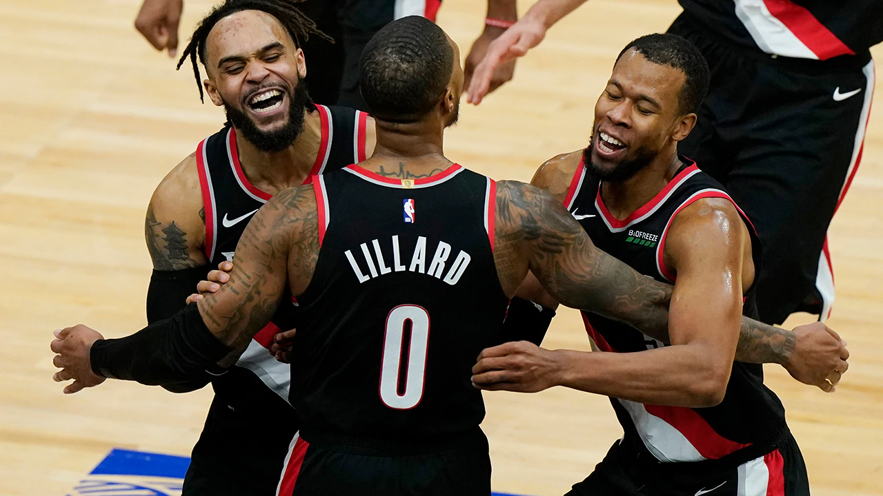 Damian Lillard nails buzzer-beating 3-pointer to give Trail Blazers victory in final seconds