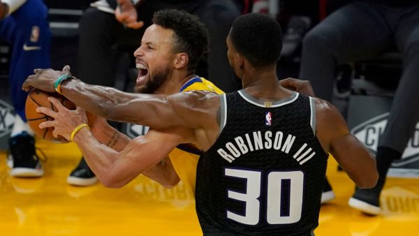 Curry scores 30 after career night, Warriors beat Kings