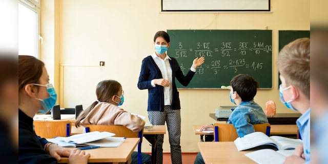 A teacher wearing a N95 Face masks teaches mathematics (iStock)