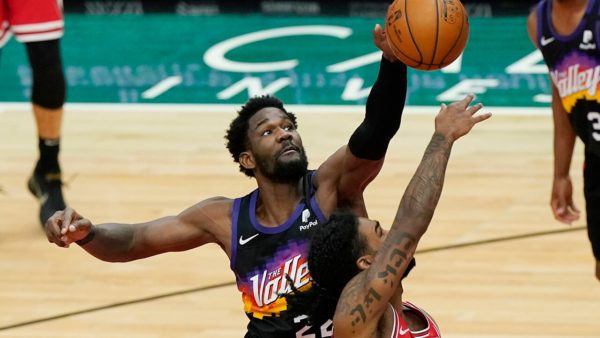 Devin Booker, Deandre Ayton help Suns rally to beat Bulls