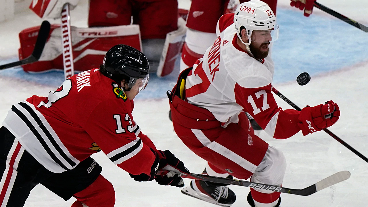 Surging Red Wings beat Blackhawks 5-3 for 2nd straight win