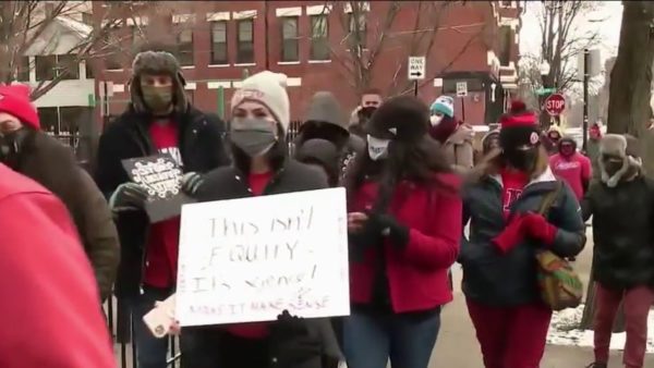 Chicago Public Schools vows to lock out teachers who don’t show up, inching dispute closer toward strike
