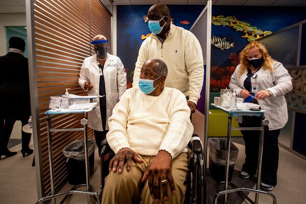 Hank Aaron preparing to receive his Covid-19 vaccination on Jan. 5 at the Morehouse School of Medicine in Atlanta.