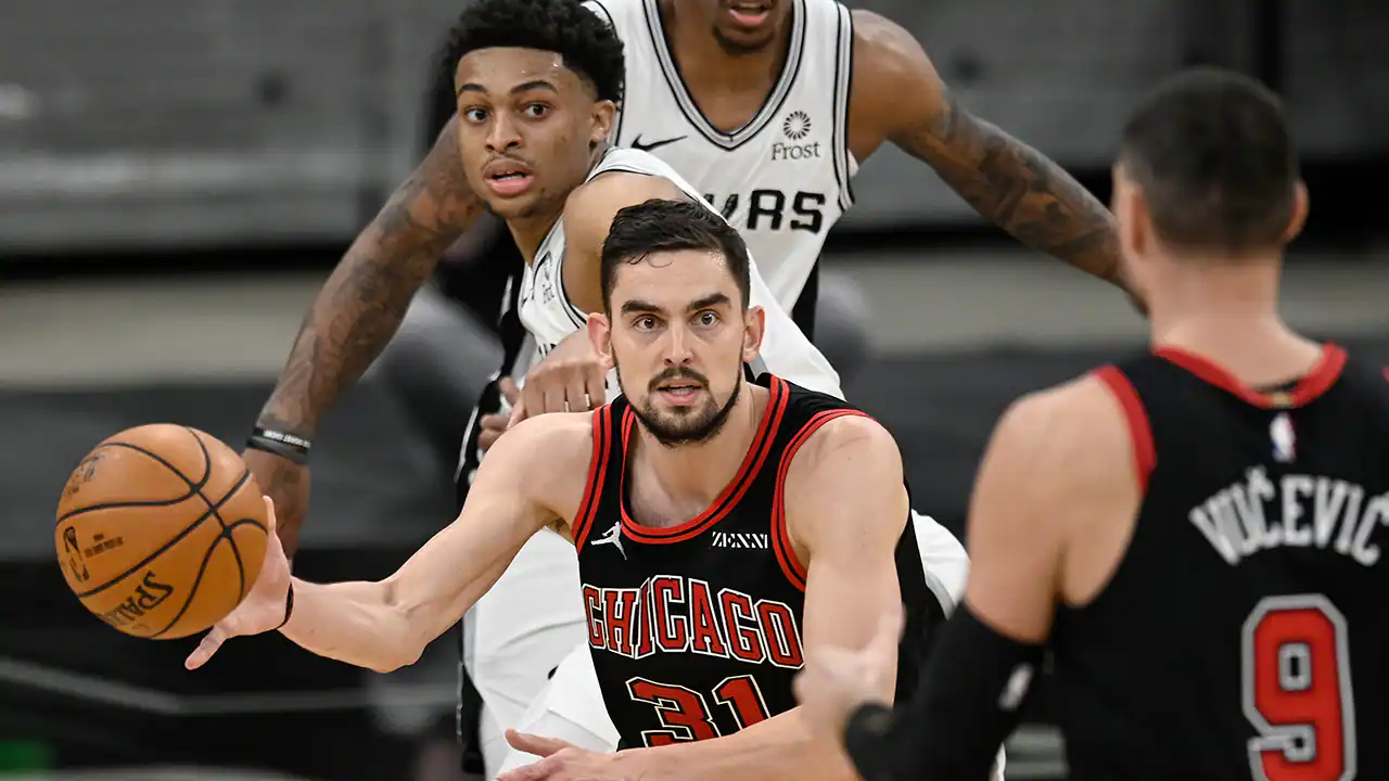 Poeltl, DeRozan lead Spurs past Bulls in Vucevic’s debut