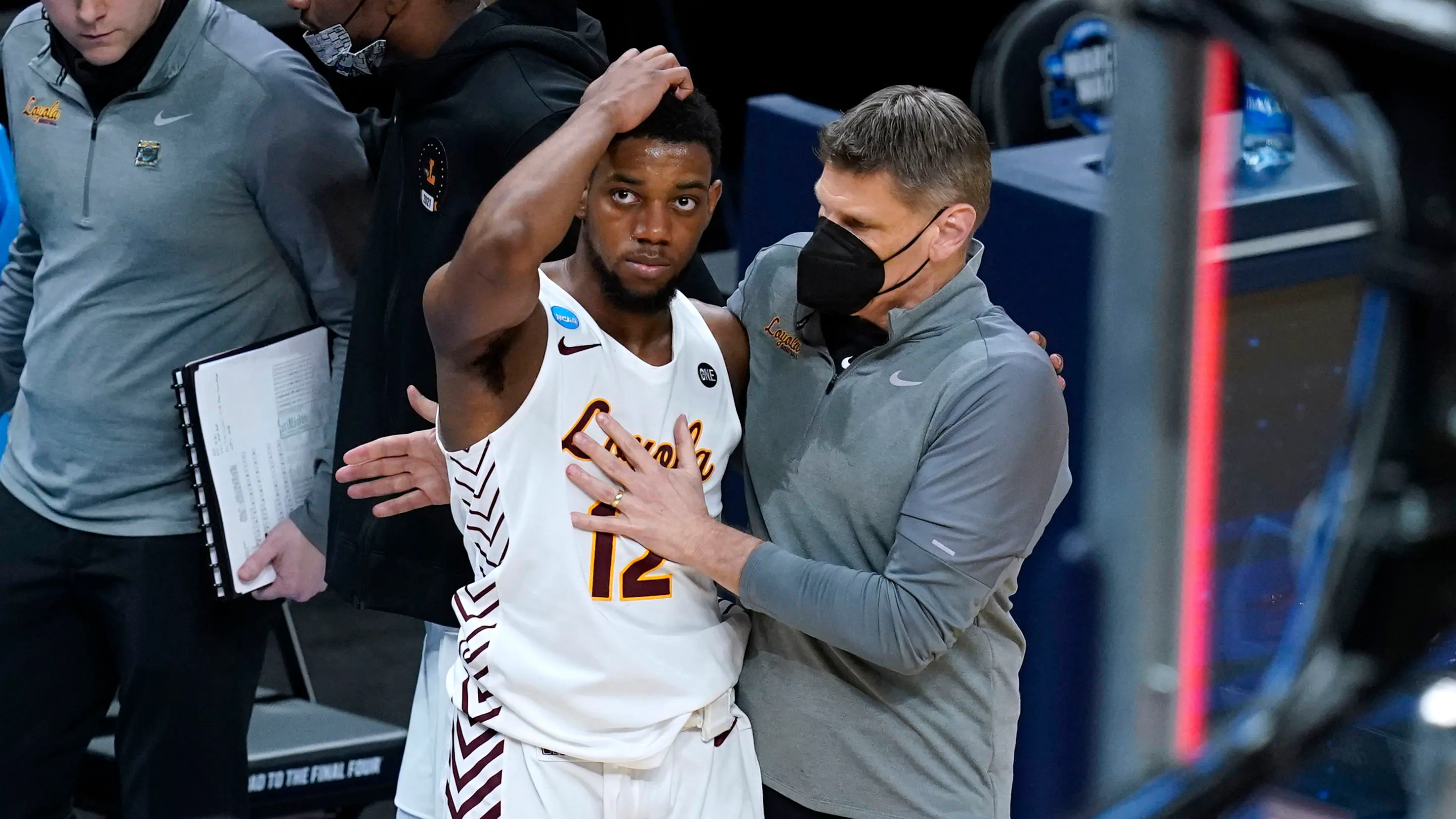 Oklahoma hires Loyola Chicago’s Moser as basketball coach