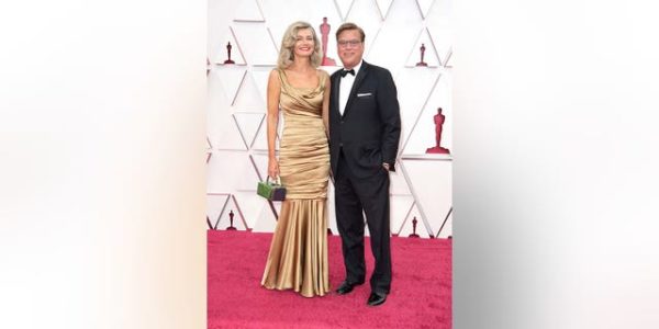Paulina Porizkova jokes she was a ‘female Oscar’ for boyfriend Aaron Sorkin in 15-year-old gold gown at show
