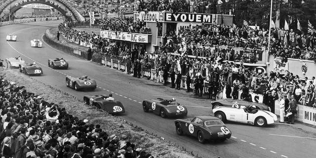 The Ferrari (14) can be seen in this photo from the start of the 1952 24 Hours of Le Mans
