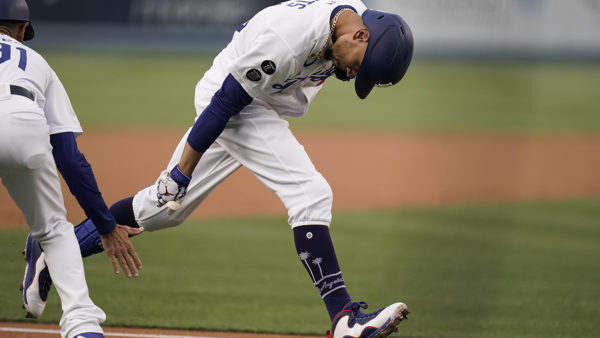 Betts, Muncy early HRs propel Bauer, Dodgers over Giants 3-2