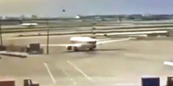 Airplane strikes lamppost after taxiing away from the gate at Dallas airport