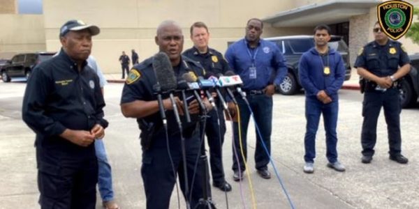 Houston police officer shot responding to dispute over parking spot
