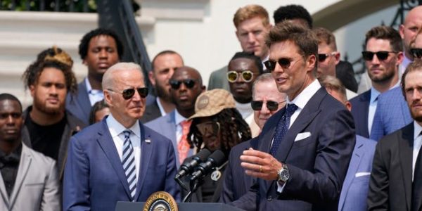 Tom Brady riffs veiled Trump jokes with Biden at Bucs’ White House visit