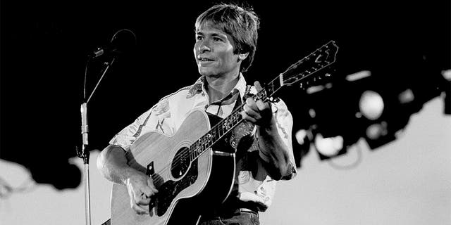 American musician John Denver (1943 - 1997) performs on stage at Chicagofest, Chicago, Illinois, August 9, 1982. 