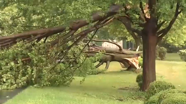 Severe Midwest storms leave hundreds of thousands without power
