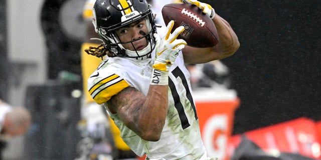 Pittsburgh Steelers wide receiver Chase Claypool (11) makes a reception against the Jacksonville Jaguars during the second half of an NFL football game, Sunday, Nov. 22, 2020, in Jacksonville, Fla. (AP Photo/Phelan M. Ebenhack)