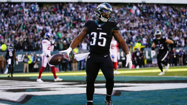 Hurts keeps Eagles in playoff race in 34-10 win over Giants