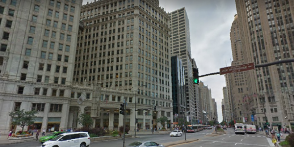 Chicago man stabbed in broad daylight in upscale area