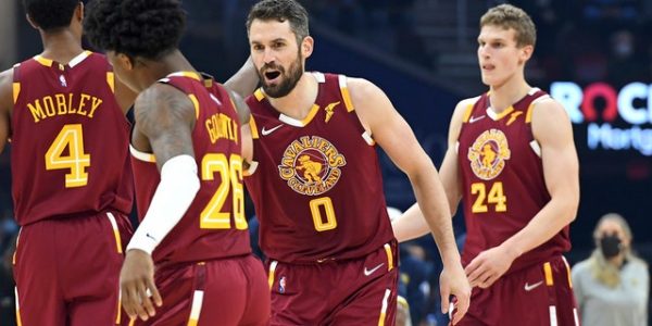 Evan Mobley, Kevin Love help Cavaliers rally past Pacers
