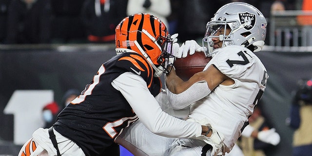 Wide receiver Zay Jones #7 of the Las Vegas Raiders catches a second quarter touchdown pass in front of cornerback Eli Apple #20 of the Cincinnati Bengals during the AFC Wild Card playoff game at Paul Brown Stadium on January 15, 2022 in Cincinnati, Ohio.