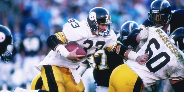Running back Merril Hoge of the Pittsburgh Steelers moves the ball during a game against the San Diego Chargers at Jack Murphy Stadium in San Diego, California in 1988.  