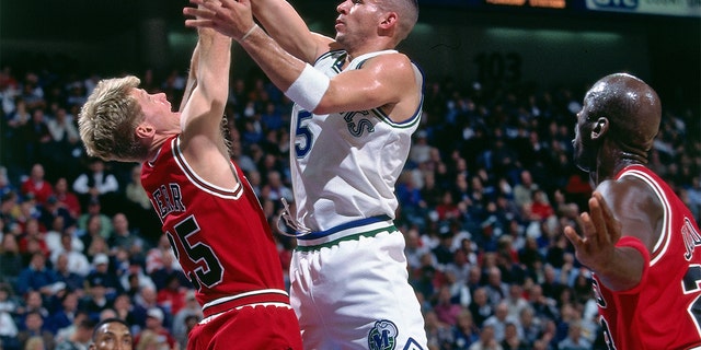 DALLAS, TX - NOVEMBER 29: Jason Kidd #5 of the Dallas Mavericks shoots the ball against Steve Kerr #25 of the Chicago Bulls on November 29, 1996, at the Reunion Arena in Dallas, Texas.