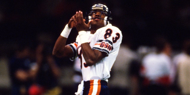 Willie Gault #83 of the Chicago Bears warms up during pregame warm ups prior to the start of Super Bowl XX against the New England Patriots on January 26, 1986 at the Louisiana Superdome in New Orleans, Louisiana.