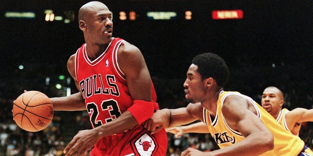 Michael Jordan of the Chicago Bulls (L) eyes the basket as he is guarded by Kobe Bryant of the Los Angeles Lakers during their 01 February game in Los Angeles, CA. 
