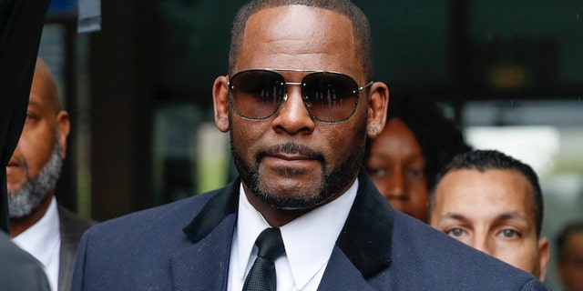 R. Kelly leaves the Leighton Criminal Court Building after a hearing on sexual abuse charges on May 7, 2019 in Chicago, Illinois. - Kelly is charged with 10 counts of aggravated sexual abuse. (Photo by KAMIL KRZACZYNSKI / AFP) (Photo credit should read KAMIL KRZACZYNSKI/AFP via Getty Images)