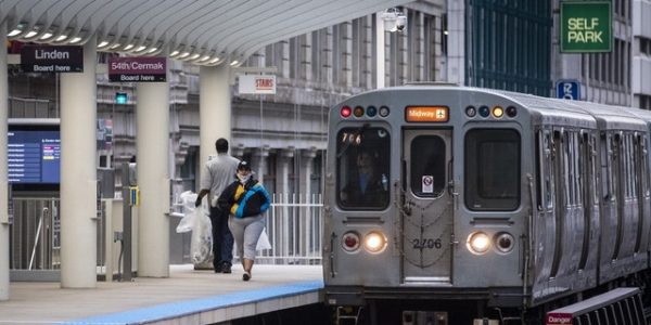 Chicago train stabbing leaves 4 injured: reports