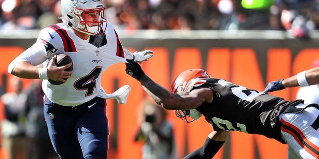 New England Patriots QB Bailey Zappe avoided a sack by Cleveland Browns S Grant Delpit, and scrambled away in the second half. 