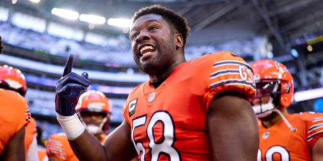 Roquan Smith #58 of the Chicago Bears speaks to his team before kickoff against the Dallas Cowboys at AT&amp;T Stadium on Oct. 30, 2022 in Arlington, Texas.