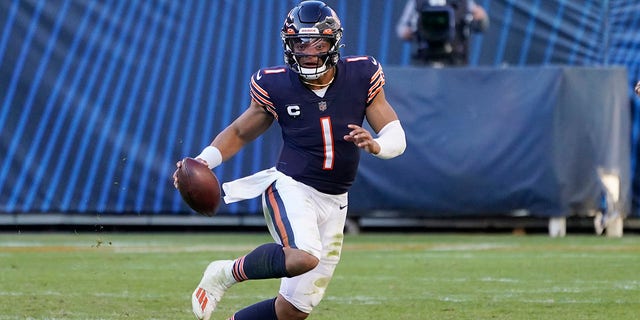 Chicago Bears quarterback Justin Fields runs the ball during the second half of a game against the Miami Dolphins, Sunday, Nov. 6, 2022, in Chicago. 