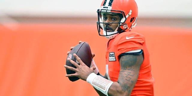 Cleveland Browns quarterback Deshaun Watson looks to pass during an NFL football practice at the team's training facility Wednesday, Nov. 30, 2022, in Berea, Ohio.