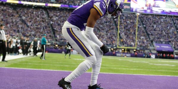Vikings’ Camryn Bynum seals win with interception, ending Jets’ rally