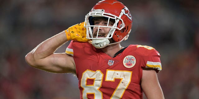 Kansas City Chiefs Tight End Travis Kelce (87) taunts the crowd after a Kansas City touchdown during a game between the Kansas City Chiefs and the Tampa Bay Buccaneers on October 02, 2022, at Raymond James Stadium in Tampa, FL.