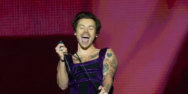 Harry Styles rips his pants mid-concert in front of Jennifer Aniston, continues like nothing happened