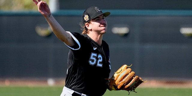 Chicago White Sox starting pitcher Mike Clevinger (52) works out during a spring training baseball practice, Wednesday, Feb. 15, 2023, in Phoenix. 