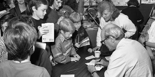 Author Roald Dahl autographing books in Dun Laoghaire shopping centre, 22/10/1988 (Part of the Independent Newspapers Ireland/NLI Collection). (Photo by Independent News and Media/Getty Images).
