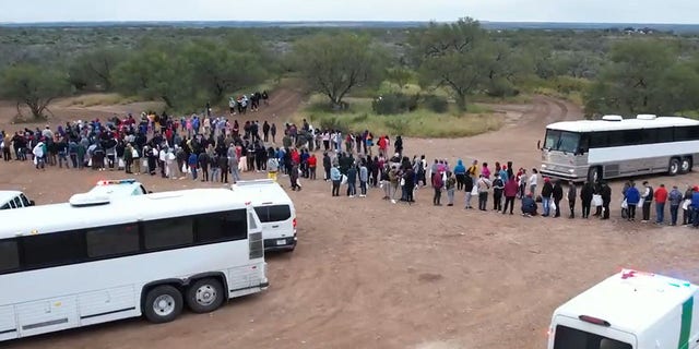 A massive group of migrants in Eagle Pass, Texas, Nov 19, 2022.