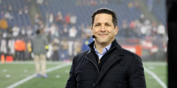 Adam Schefter gives hilarious answer to Aaron Rodgers’ joke about him at Jets news conference