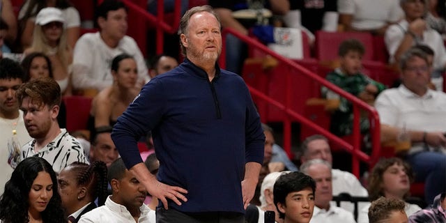 Mike Budenholzer coaches against the Heat