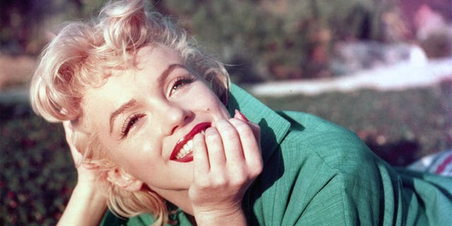 Marilyn Monroe posing for picture