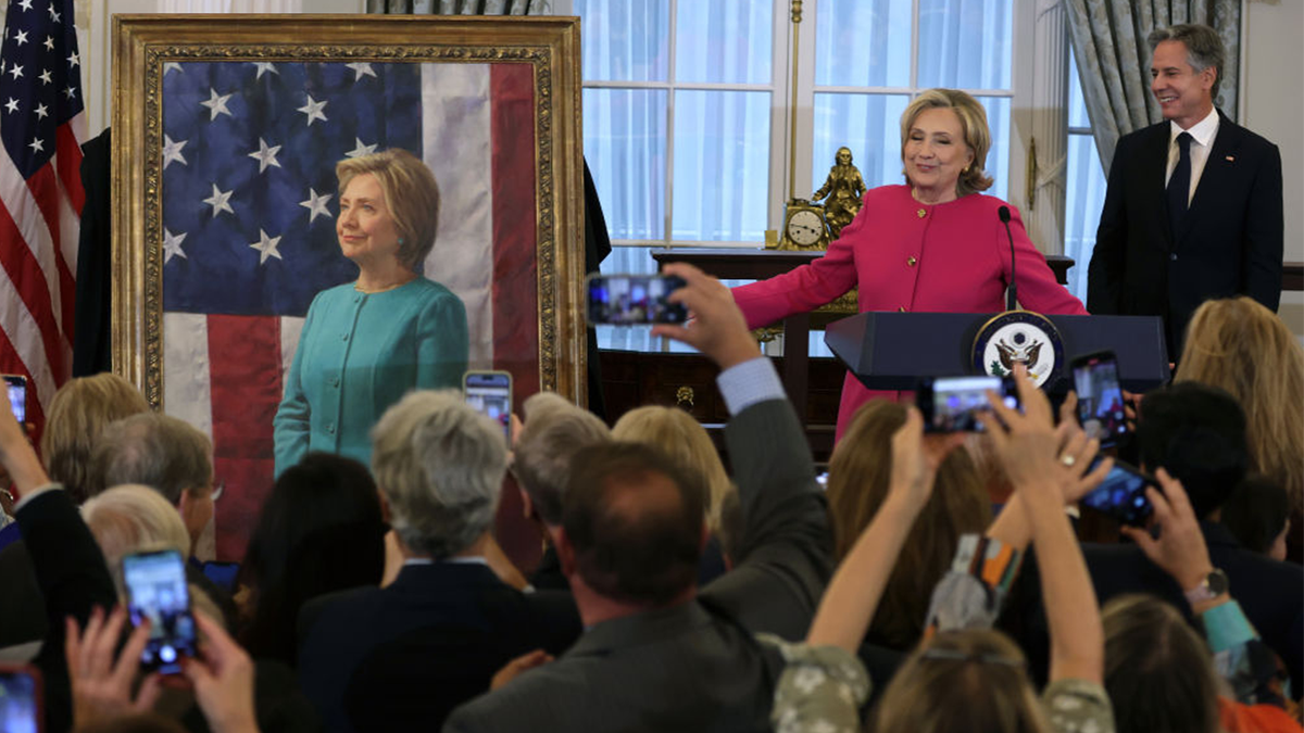 Clinton at portrait unveiling