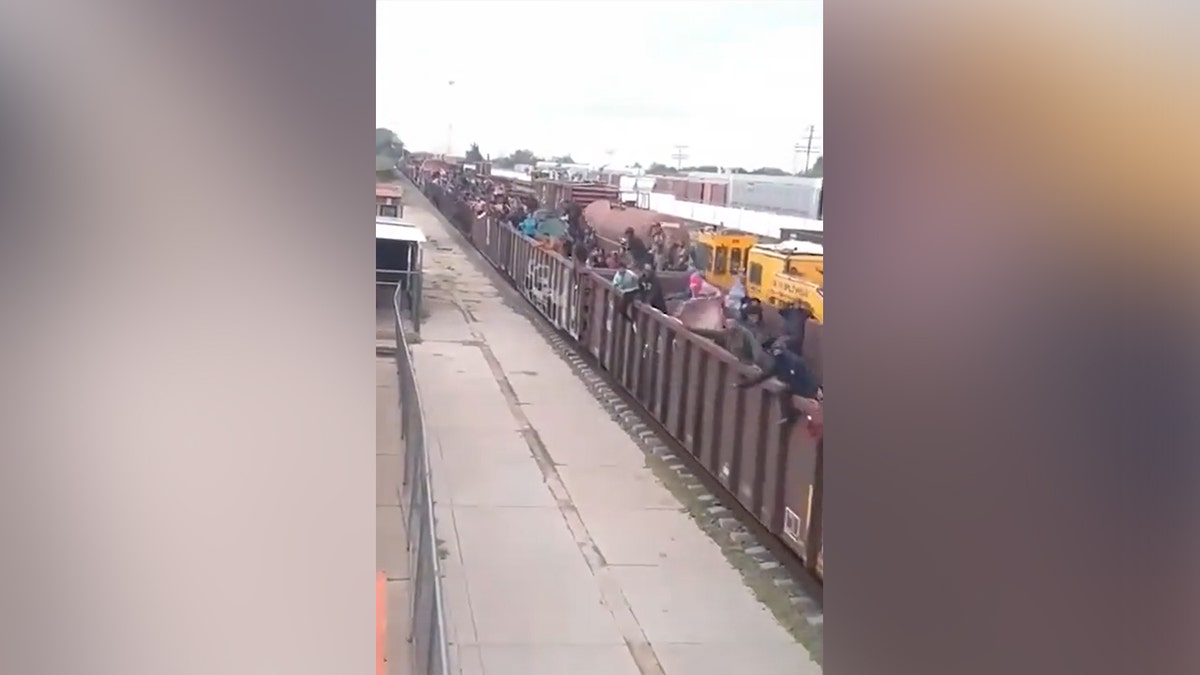 FerroMex train filled with migrants