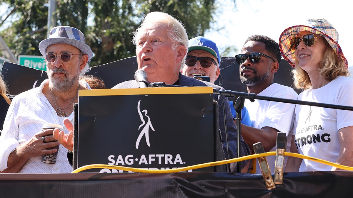The cast of the west wing on the SAG picket line