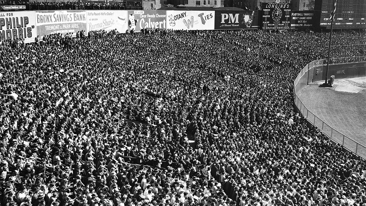World Series crowd in 1947