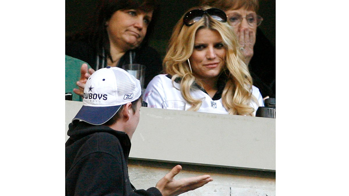 Jessica Simpson shrugs her shoulders at Cowboys football game