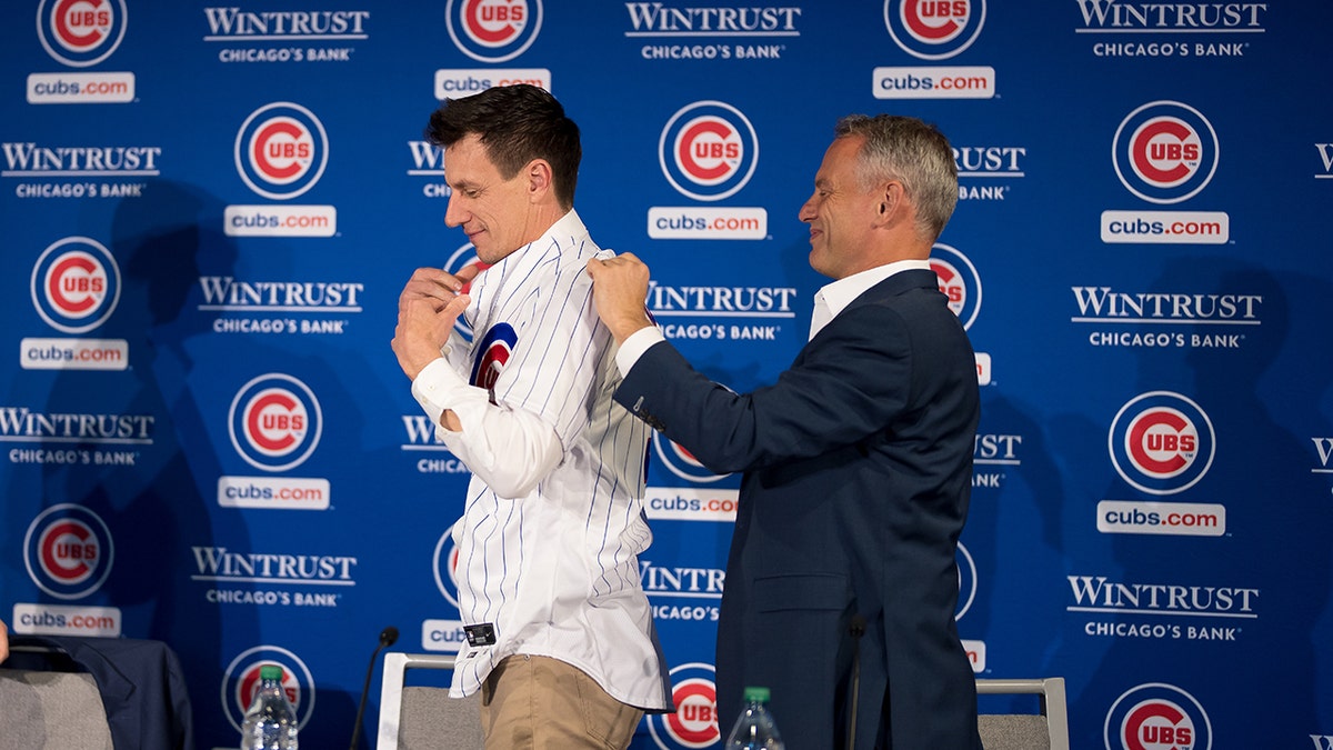 Craig Counsell gets Cubs jersey put on