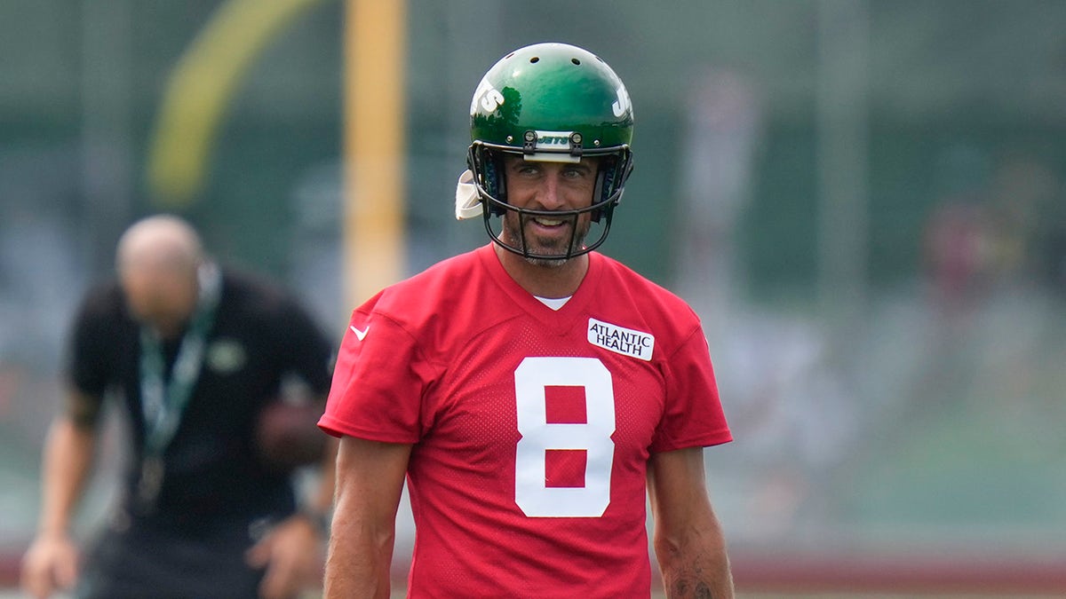 Aaron Rodgers practices at the Jets facility