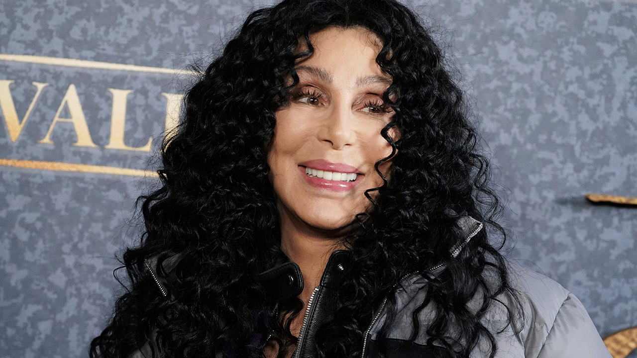 Cher smiles at a Los Angeles movie premiere