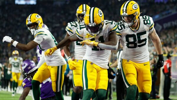 Packers keep playoff hopes alive with win over division-rival Vikings